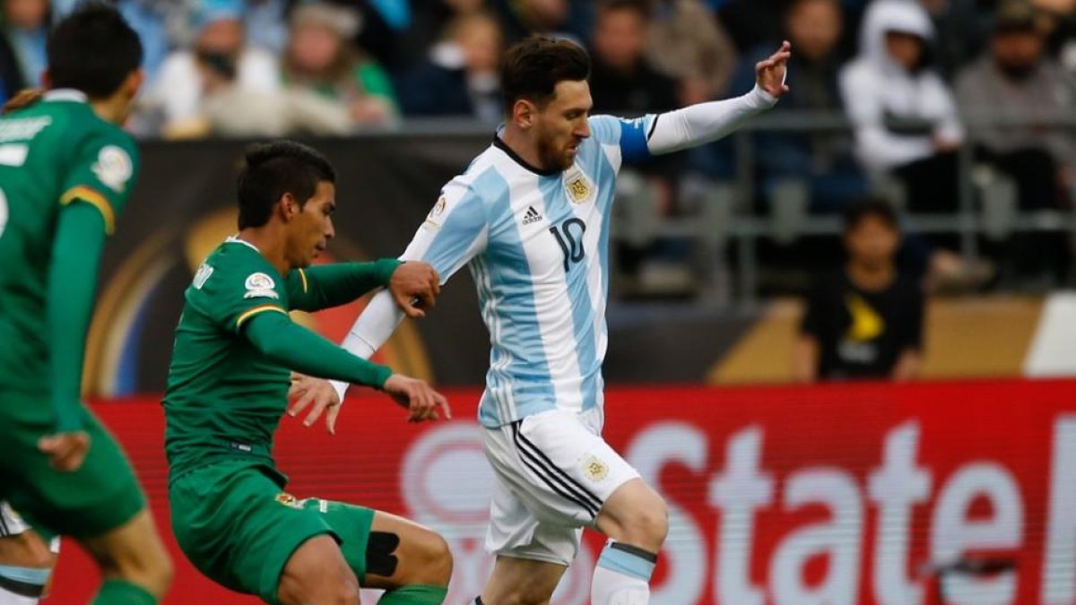 Messi regatea un balón a Bejarano, durante el encuetro de Argentina contra Bolivia, de ayer.-OTTO GREULE JR / AFP