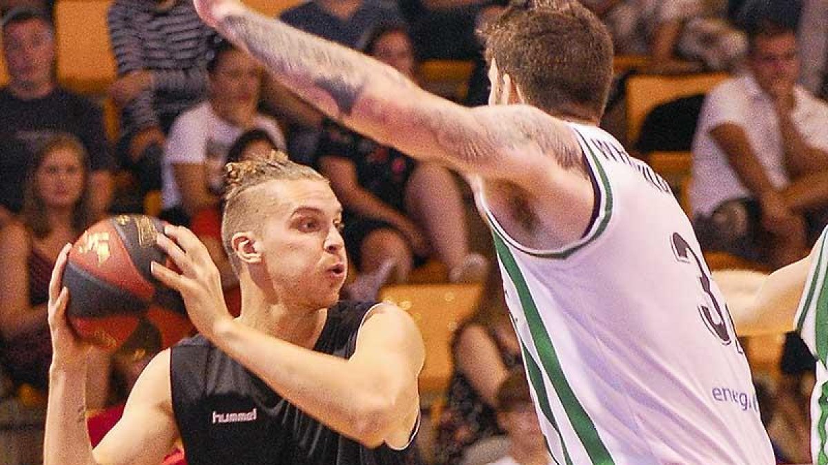 Peciukevicius busca línea de pase en el partido del pasado sábado frente al Betis.-MARÍA GONZÁLEZ / SPB