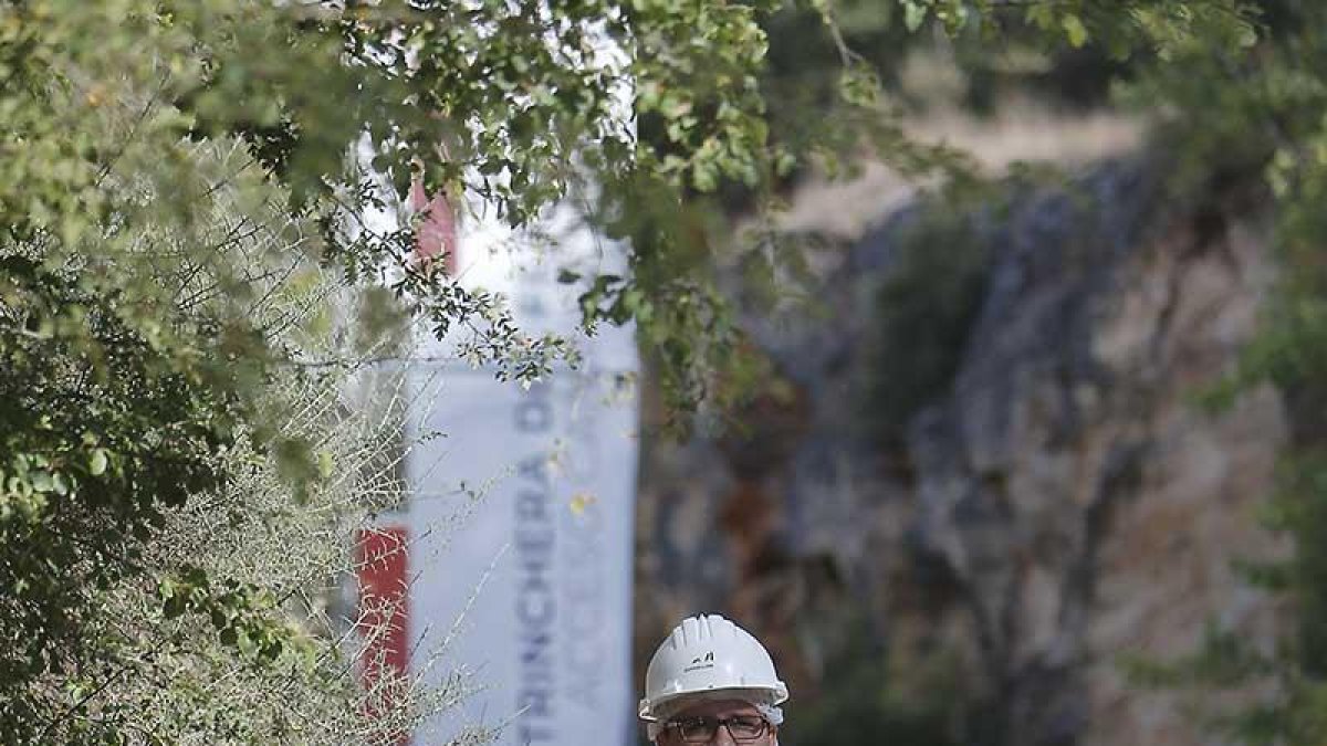 Un turista camina por la Trinchera del Ferrocarril.-RAÚL G. OCHOA
