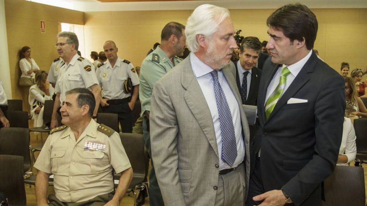 Ignacio Cosidó, Jose Luis Concepción y Juan Carlos Suárez -Quiñones en la clausura de las jornadas.-ICAL