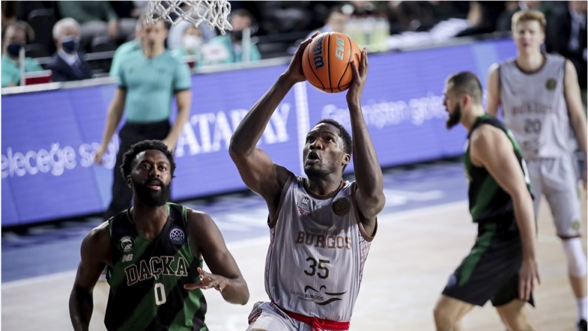 Nnoko ataca el aro del Darussafaka. FIBA