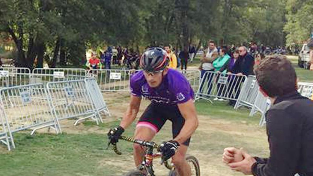 Martín Mata rueda en solitario durante la prueba de ayer en Villarcayo.-