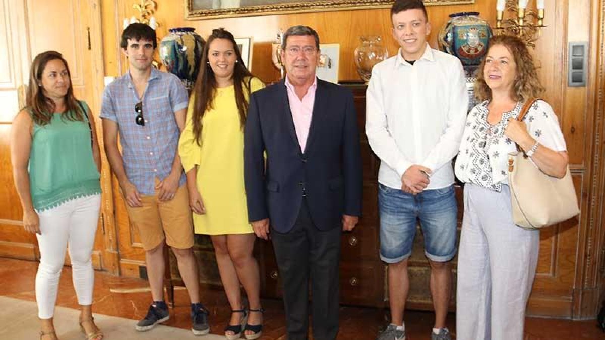 Rico, en el centro, junto a los alumnos y las profesoras.-ECB