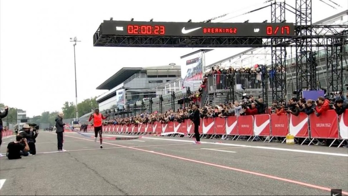 El atleta keniano Eliud Kipchoge, en Monza, este sábado.-