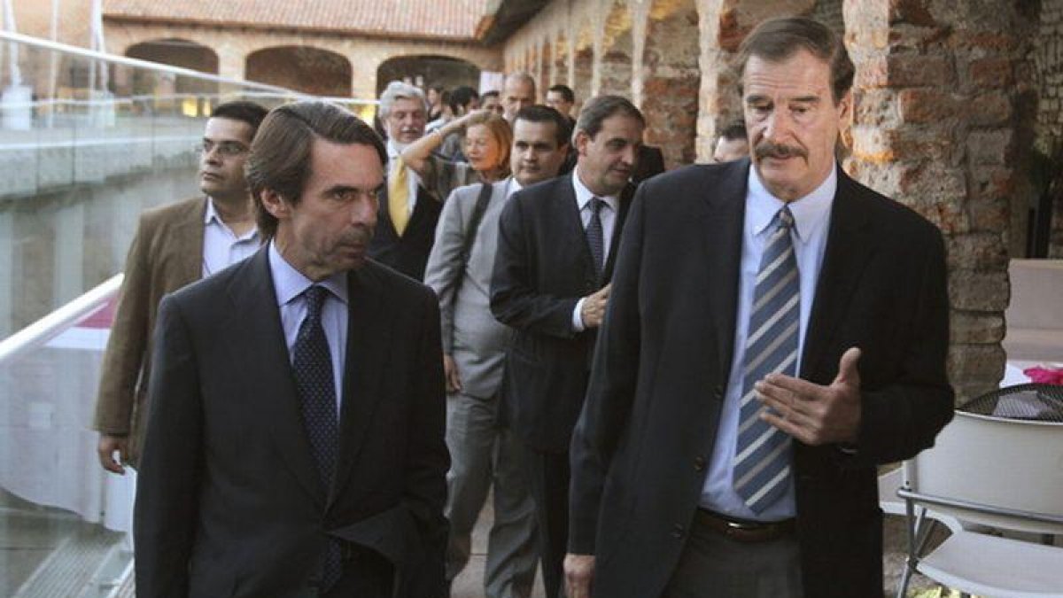 José María Aznar, acompañado por el exmandatario mexicano Vicente Fox (derecha).-STR (EFE)