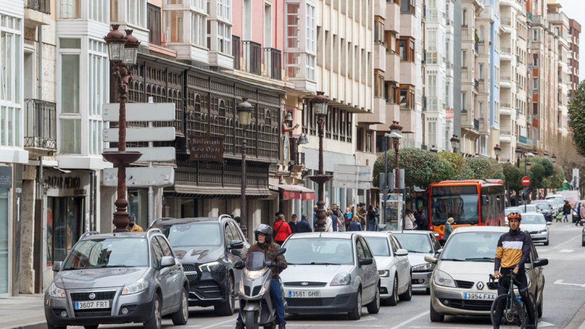 Vehículos parados en el semáforo de la calle Vitoria que da acceso a la plaza del Cid. SANTI OTERO