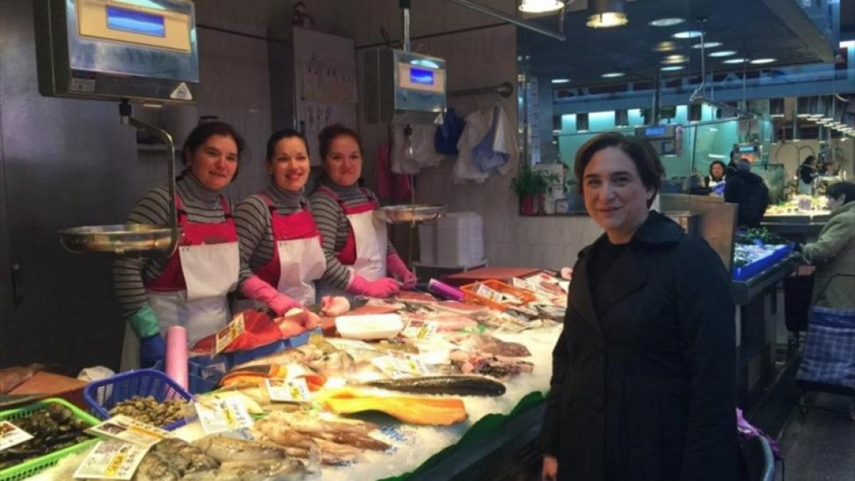 Ada Colau, en el Mercat de la Concepció, en Barcelona, este sábado.-TWITTER ADA COLAU