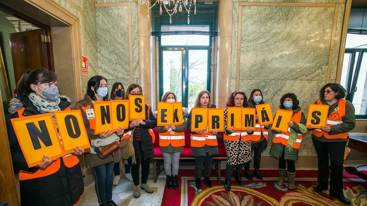 Concentración de trabajadoras sociales en el último pleno del Ayuntamiento de Burgos. TOMÁS ALONSO