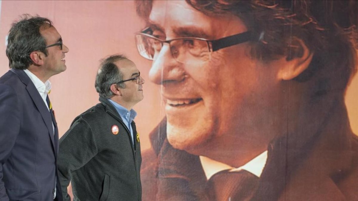 Jordi Turull y Josep Rull ante el cartel electoral de Carles Puigdemont-FERRAN SENDRA
