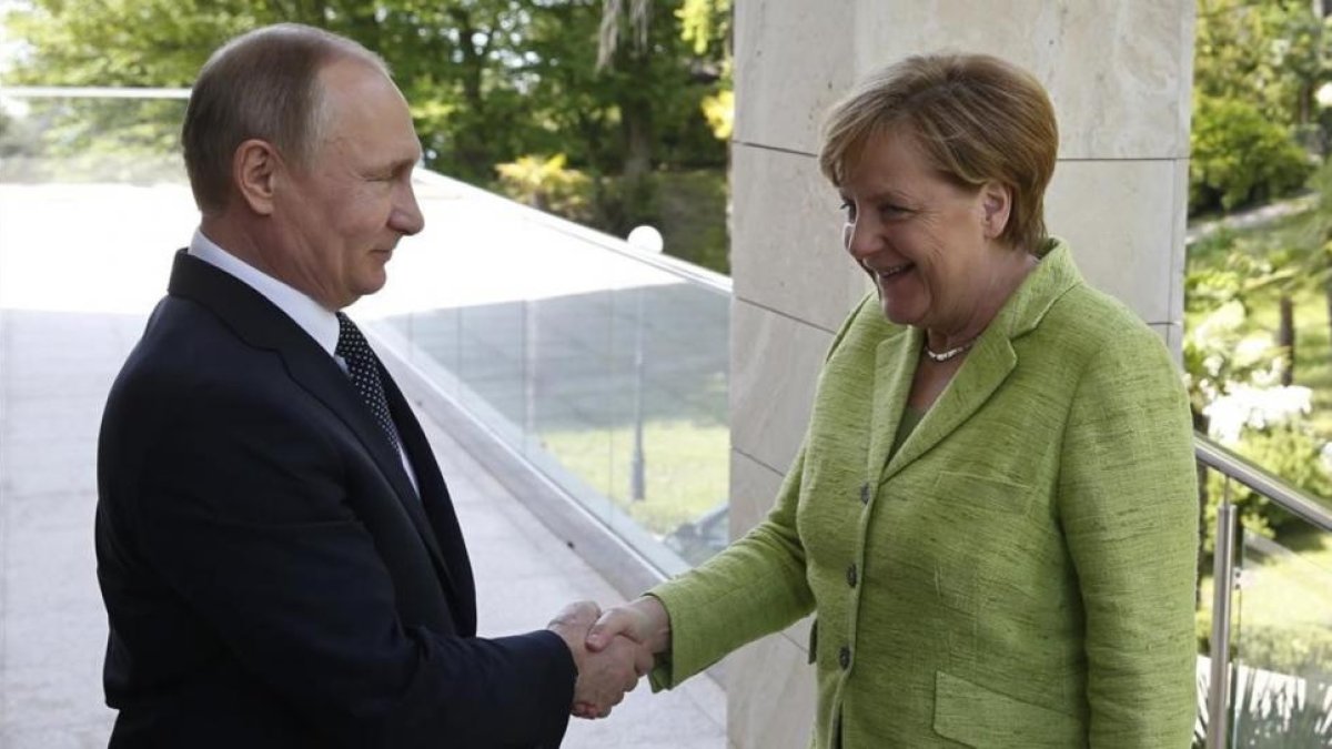 Putin da la bienvenida a Merkel a su llegada a Sochi.-YURI KOCHELKOV