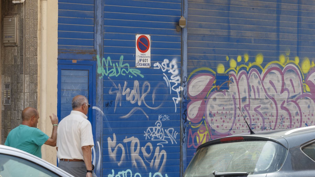 Entrada de un garaje en una calle de la capital burgalesa plagada de pintadas. SANTI OTERO
