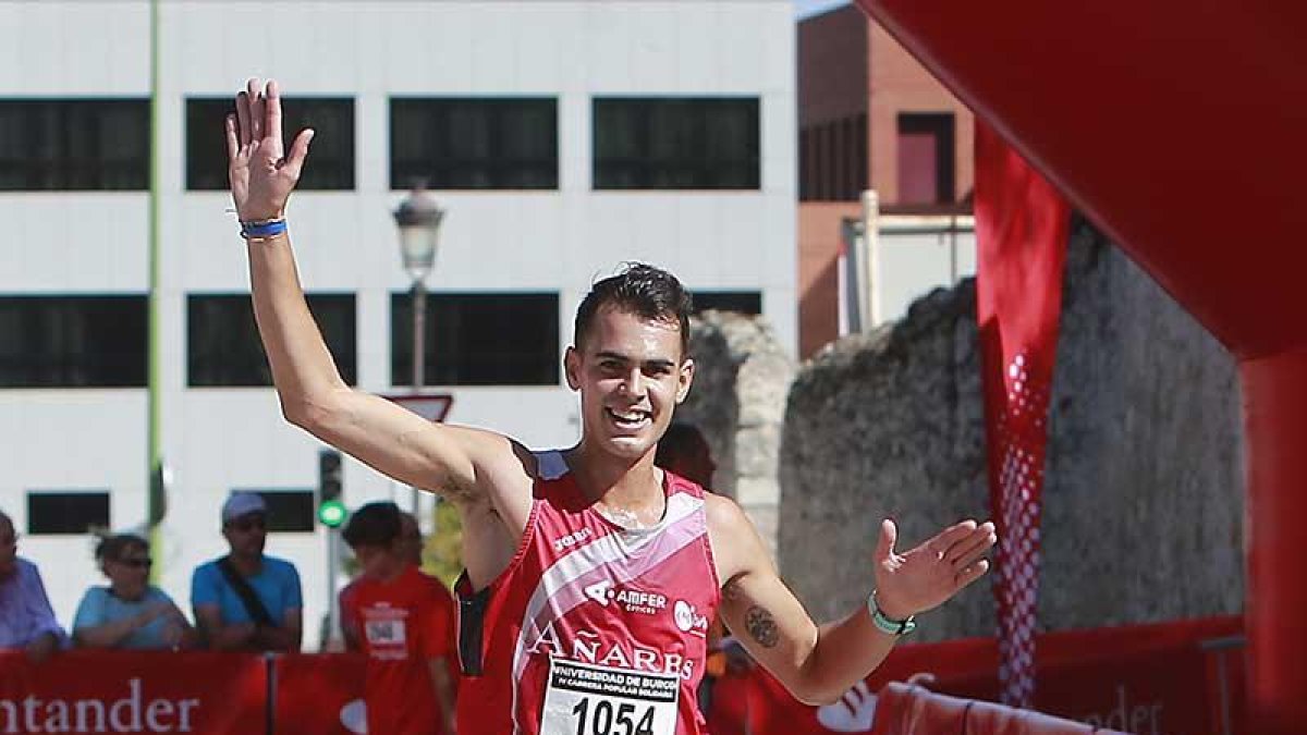Daniel Arce (Rioja Añares) atraviesa en solitario la meta de la carrera ubicada en el Hospital delRey-Raúl G. Ochoa