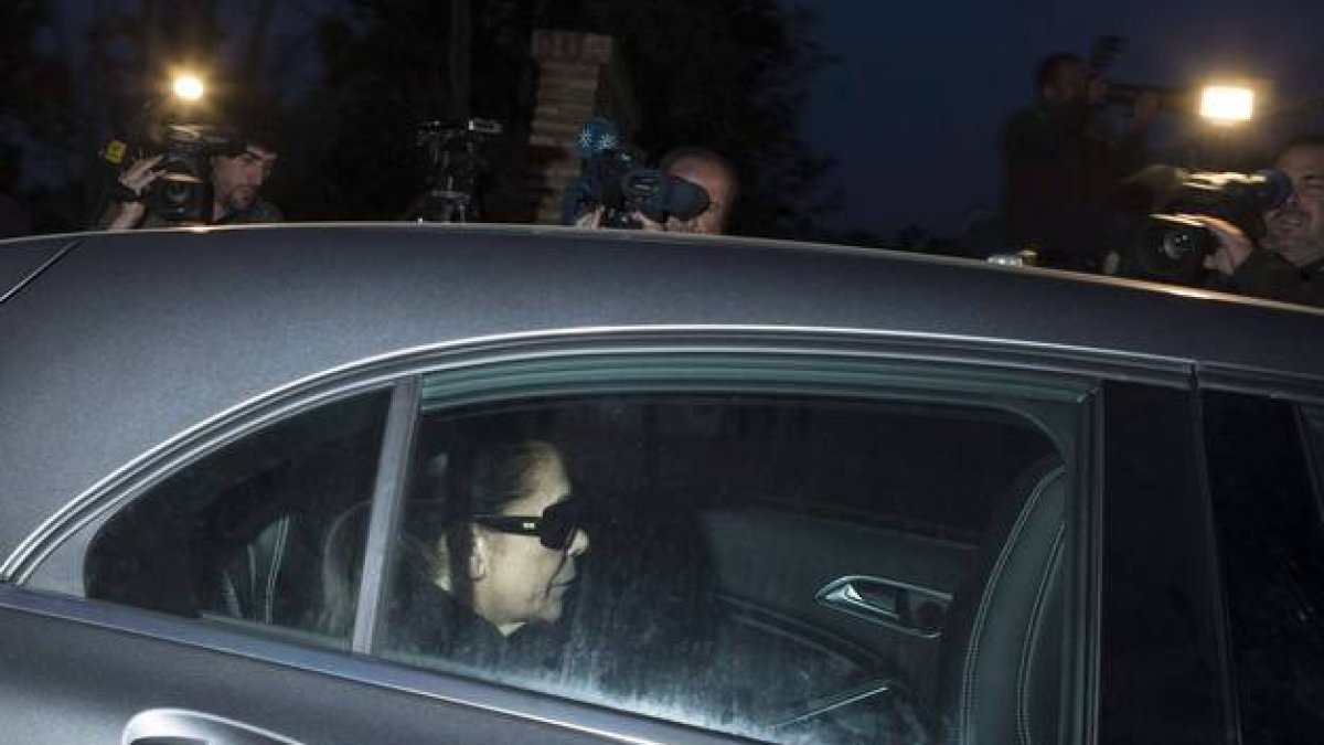 Isabel Pantoja, con gafas y rostro serio, a su llegada a la cárcel de Alcalá de Guadaira, este viernes.-AGENCIAS