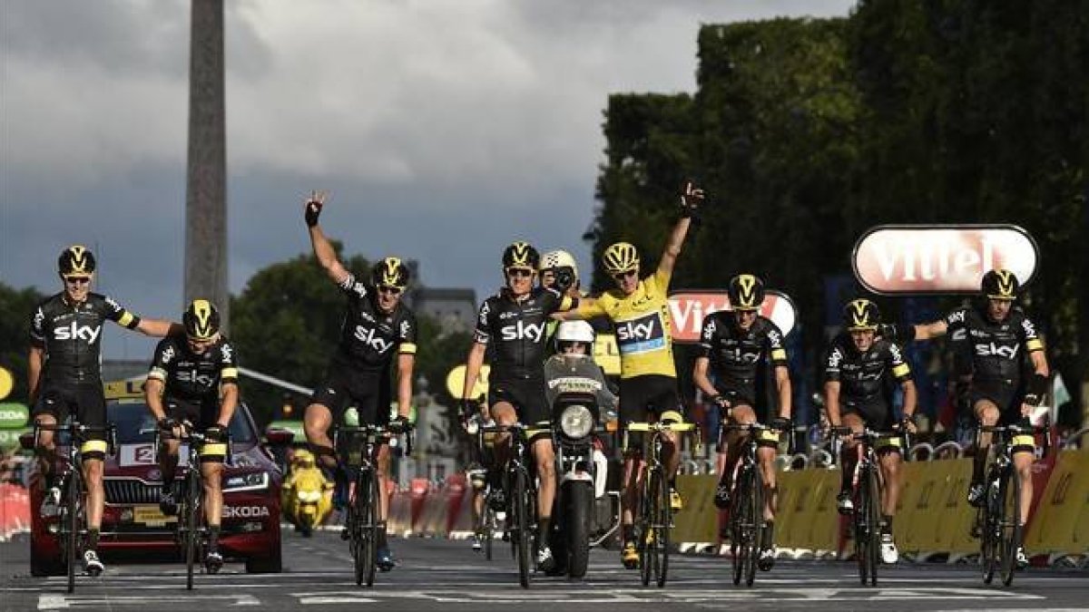 El equipo Sky, con Froome de amarillo en el centro, celebra el triunfo antes de cruzar la última meta del Tour 2015 en los Campos Elíseos.-Foto: AFP / JEFF PACHOUD