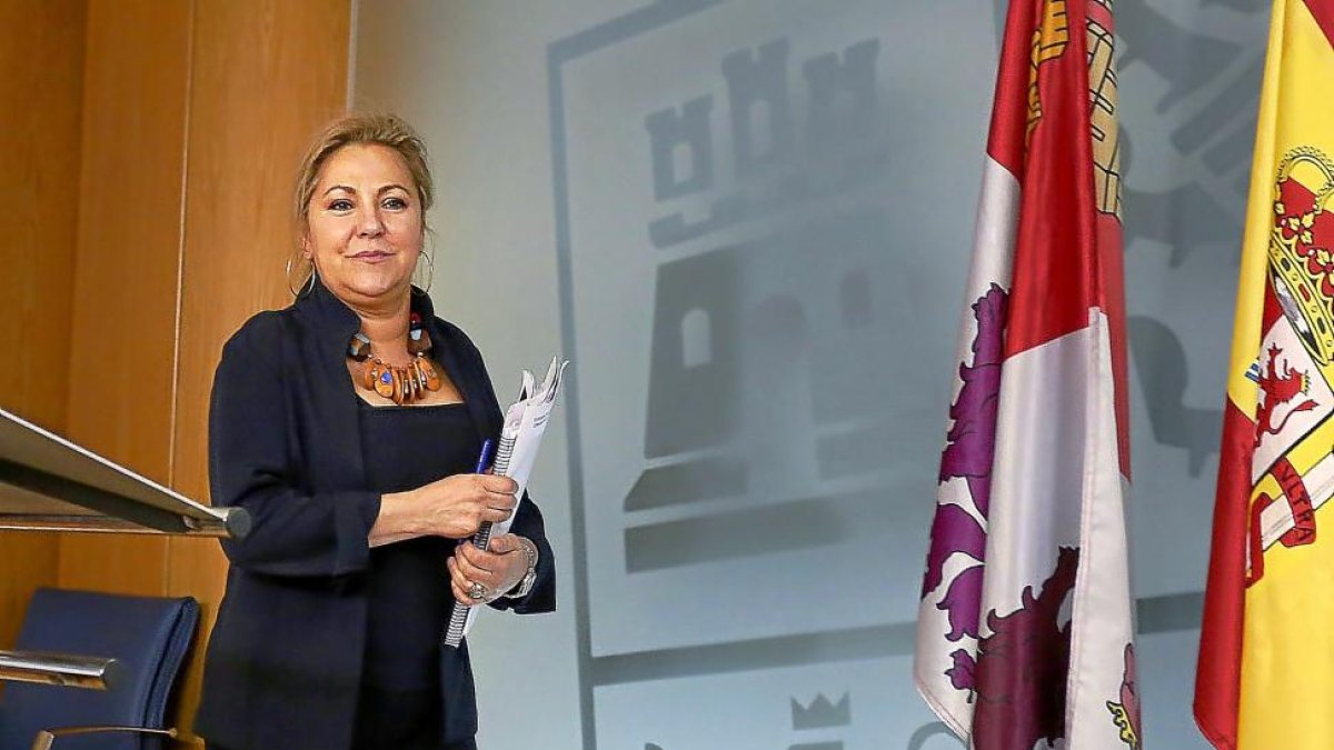 Rosa Valdeón antes de iniciar la rueda de prensa para informar de los acuerdos del Consejo de Gobierno.-ICAL