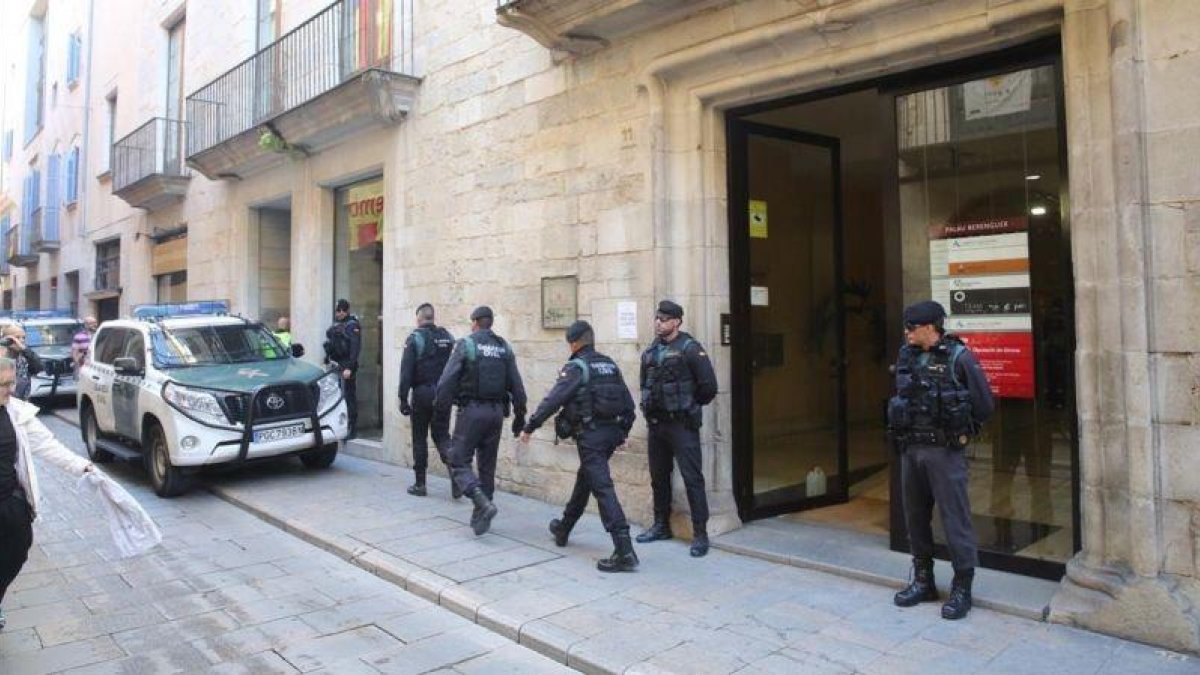 Varios agentes de la Guardia Civil, durante la operación anticorrupción de este martes en Girona.-JOAN CASTRO (ICONNA)