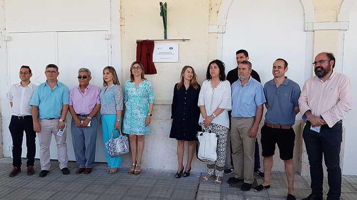 La alcaldesa, Raquel González, descubre una placa conmemorativa en la estación ferroviaria.-L. V.