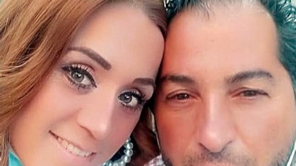 Moisés Borja, en la foto con su mujer, salvó a su familia gracias a que una de sus hijas se percató de un escape en la caldera. L. V.