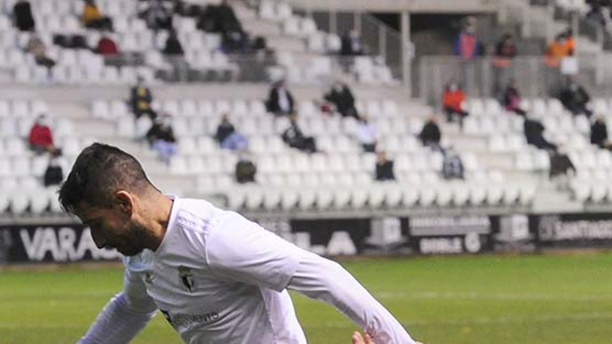 Saúl Berjón trata de zafarse de un defensor del Sporting B. ISRAEL L. MURILLO