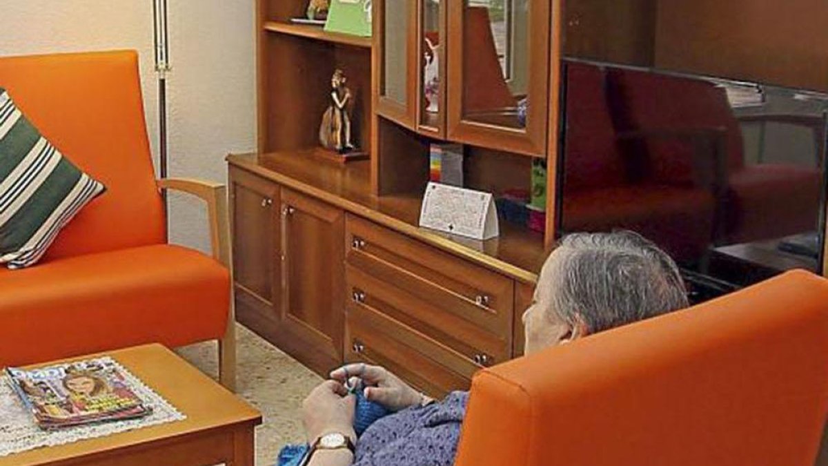 Una mujer teje en su domicilio.-Brágimo