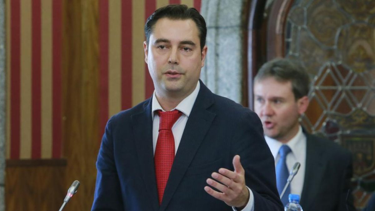 El portavoz socialista, Daniel de la Rosa, en primer término. Al fondo, el alcalde Javier Lacalle.-RAÚL OCHOA