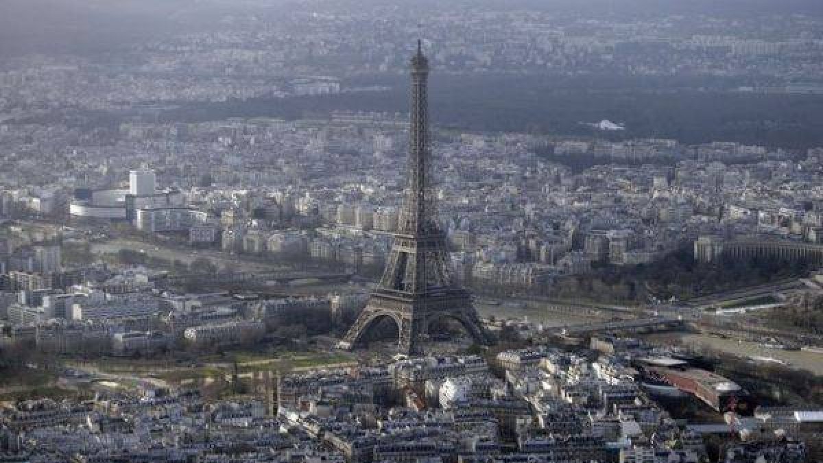 Foto aérea de la Torre Eiffel de París.-Foto: AFP / KENZO TRIBOUILLARD