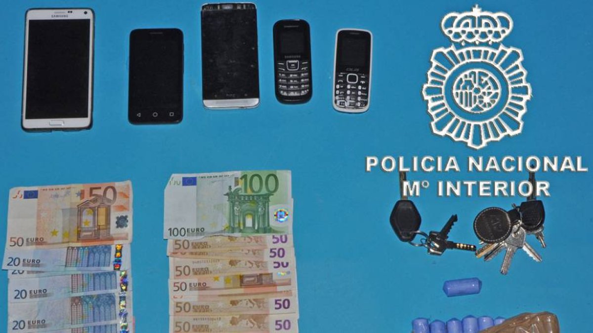 Material incautado a los detenidos.-ECB