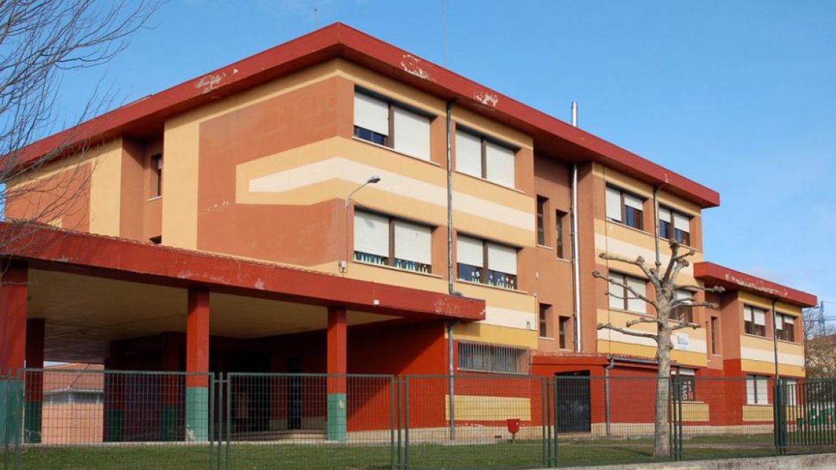 El Consistorio intervendrá en la cubierta del colegio de la localidad, al ser más urgente que la obra del frontón.-ECB