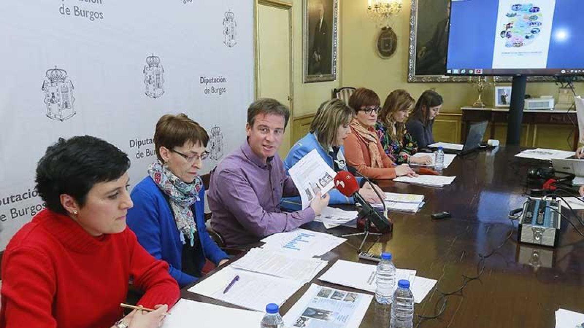 las cinco autoras del estudio explicaron su contenido acompañadas de Súarez y Aparicio (ambos en el centro).-R. O.
