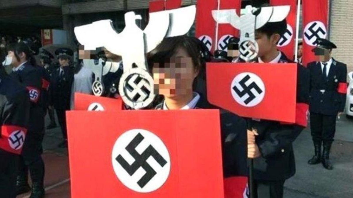 Estudiantes del colegio secundarista Kuang Fu, desfilan vestidos como soldados Nazi, en la ciudad de Hsinchu en Taiwán. El 24 de diciembre de 2016.-EFE / EPA KUANG FU HIGH SCHOOL