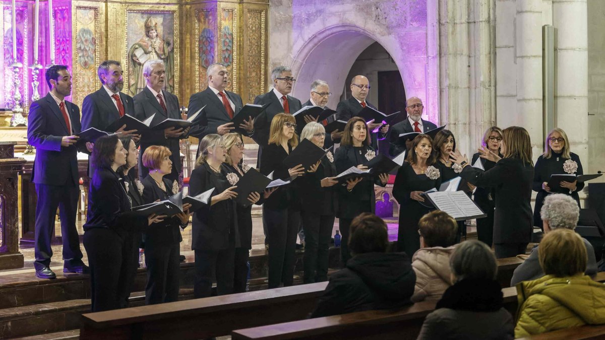 La Coral Canticorum durante su actuación en la iglesia de San Cosme y San Damián. SANTI OTERO