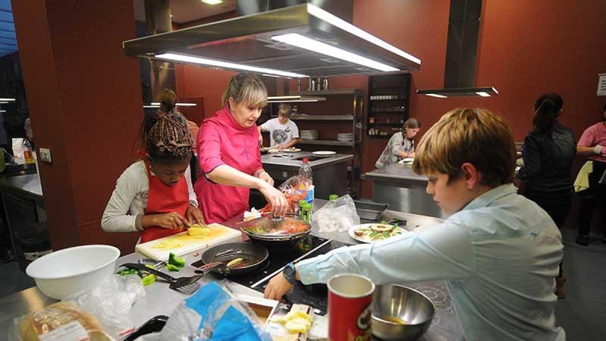 Los pequeños cocineros en las actividades organizadas durante la última edición con la chef Isabel Álvarez.-ISRAEL L. MURILLO