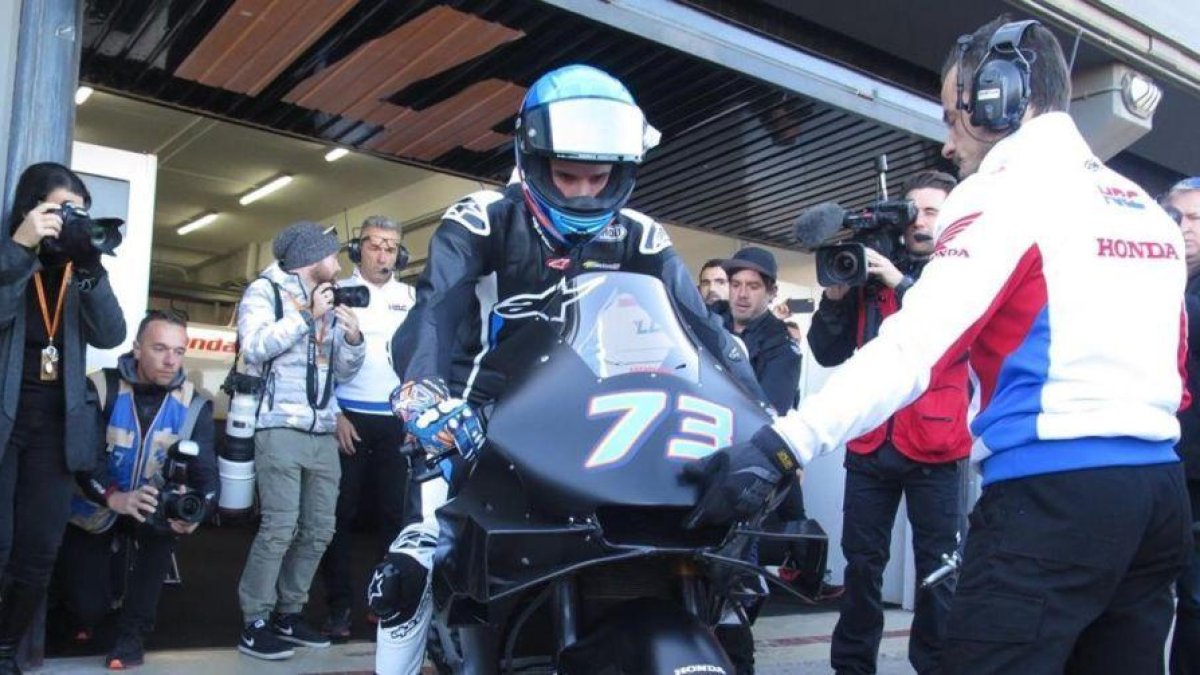 Àlex Márquez (Honda), justo en el momento en que sale del boxe de LCR Honda, hoy, en Cheste (Valencia). / EMILIO PÉREZ DE ROZAS-EMILIO PÉREZ DE ROZAS