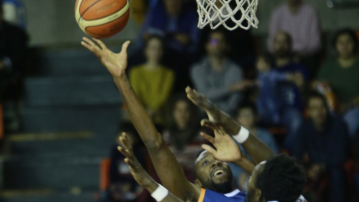 Kody lanza por encima del jugador del Marbella Diatta, ayer. RAÚL OCHOA