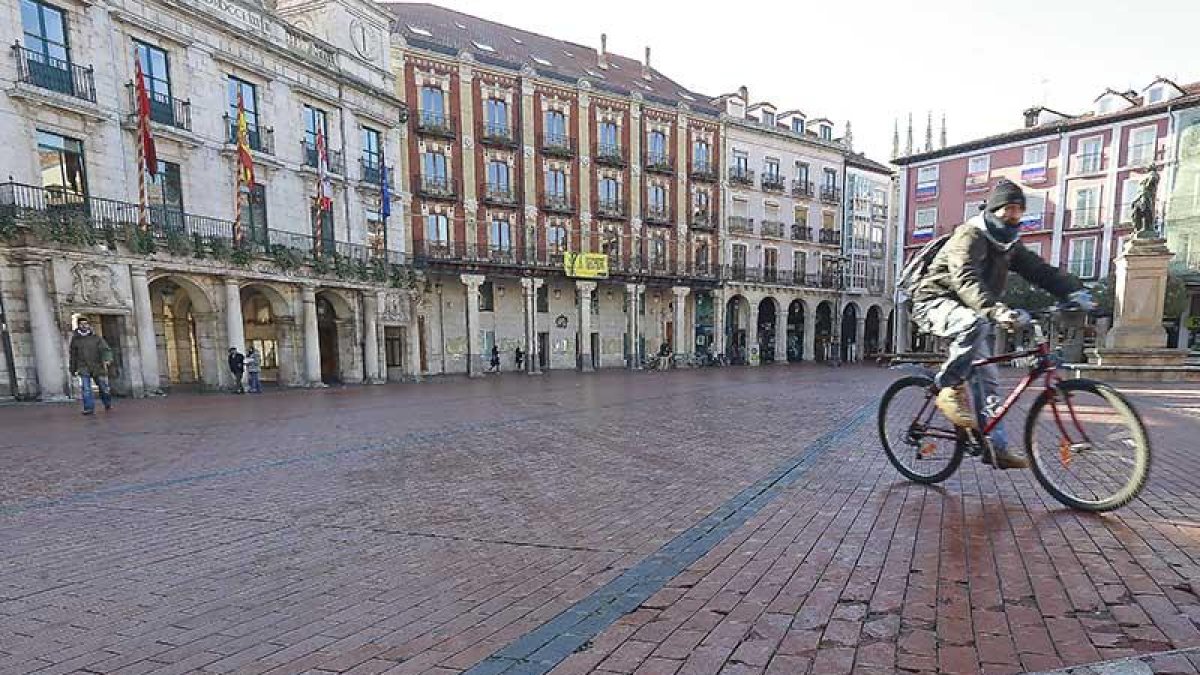 Imagen de una zona deteriorada de la Plaza Mayor.-RAÚL G. OCHOA