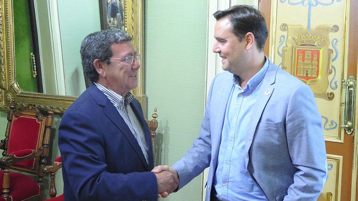 César Rico y Daniel de la Rosa en un momento previo a la reunión que mantuvieron ayer.-ISRAEL L. MURILLO