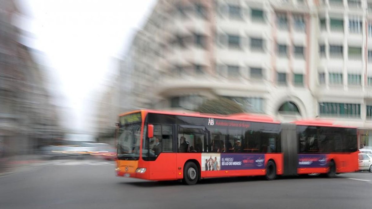 Un autobús municipal circula por la plaza del Cid en la capital burgalesa, luciendo una campaña publicitaria.-ISRAEL L. MURILLO