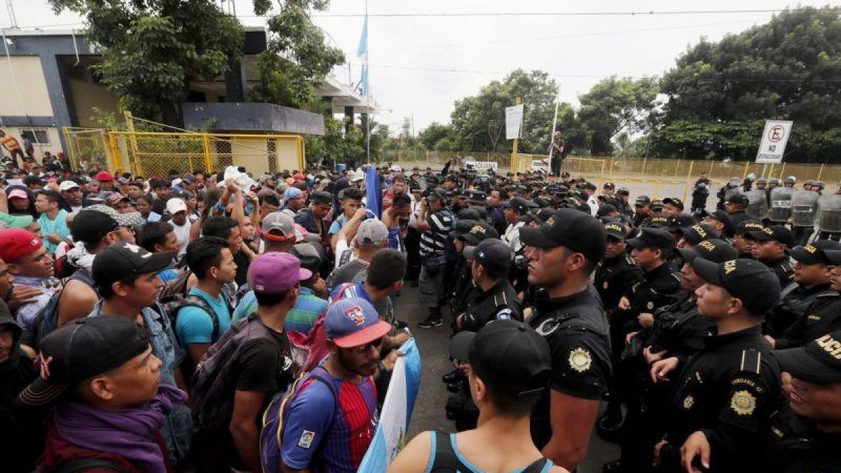 Migrantes de la segunda caravana se enfrentan con la Policia de Guatemala en Tecun Uman.-EL PERIÓDICO