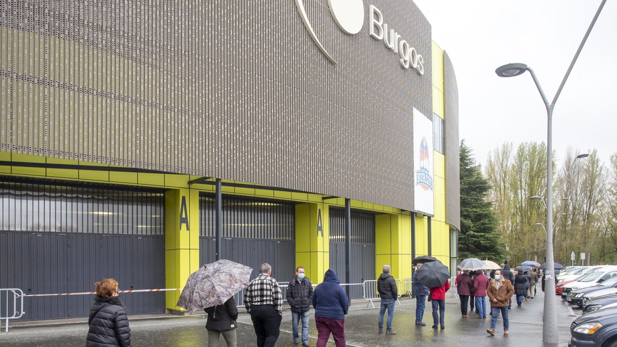 Colas para vacunarse en el Coliseum. SANTI OTERO
