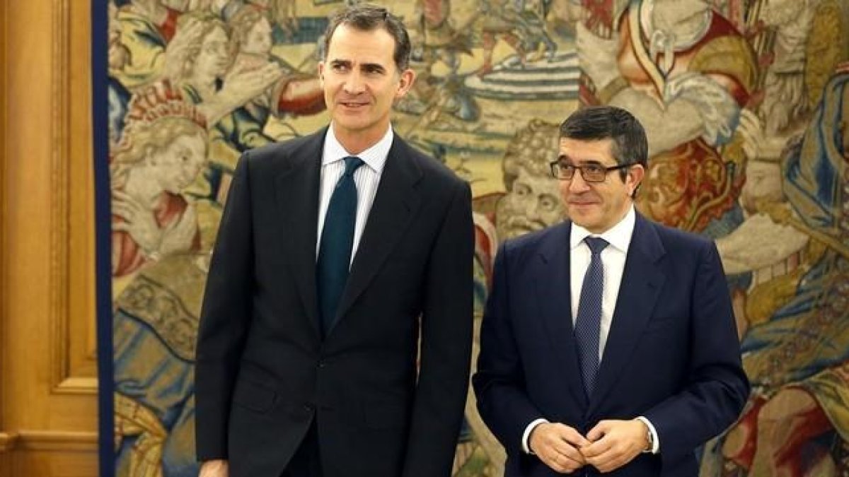 El rey Felipe VI y el presidente del Congreso, Patxi López, este lunes en el palacio de la Zarzuela.-EFE / CHEMA MOYA