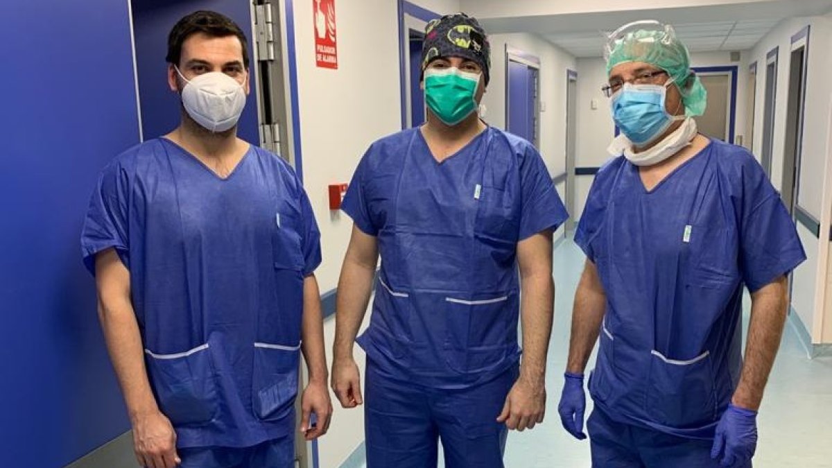 Los doctores Bárcena, Salvat y Rojo durante un turno de trabajo en el Hospital Recoletas. ECB