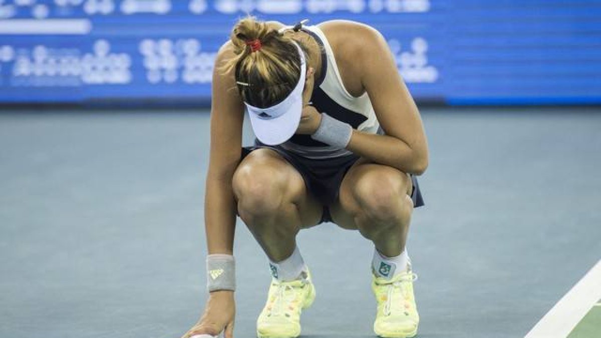 Garbiñe Muguruza, abatida segundos antes de abandonar la pista de Wuhan por molestias.-AFP