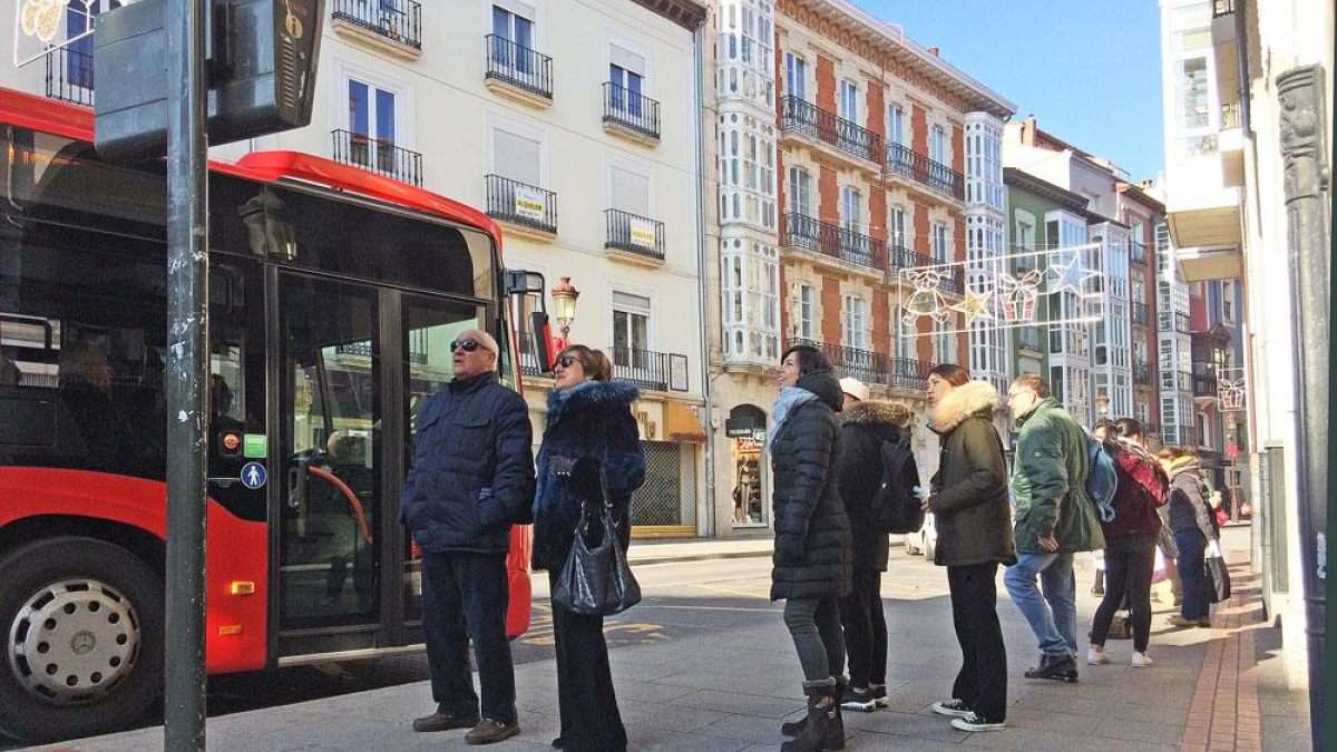 Varios pasajeros esperaban para subir al autobús municipal en la parada de los soportales de Antón. 
