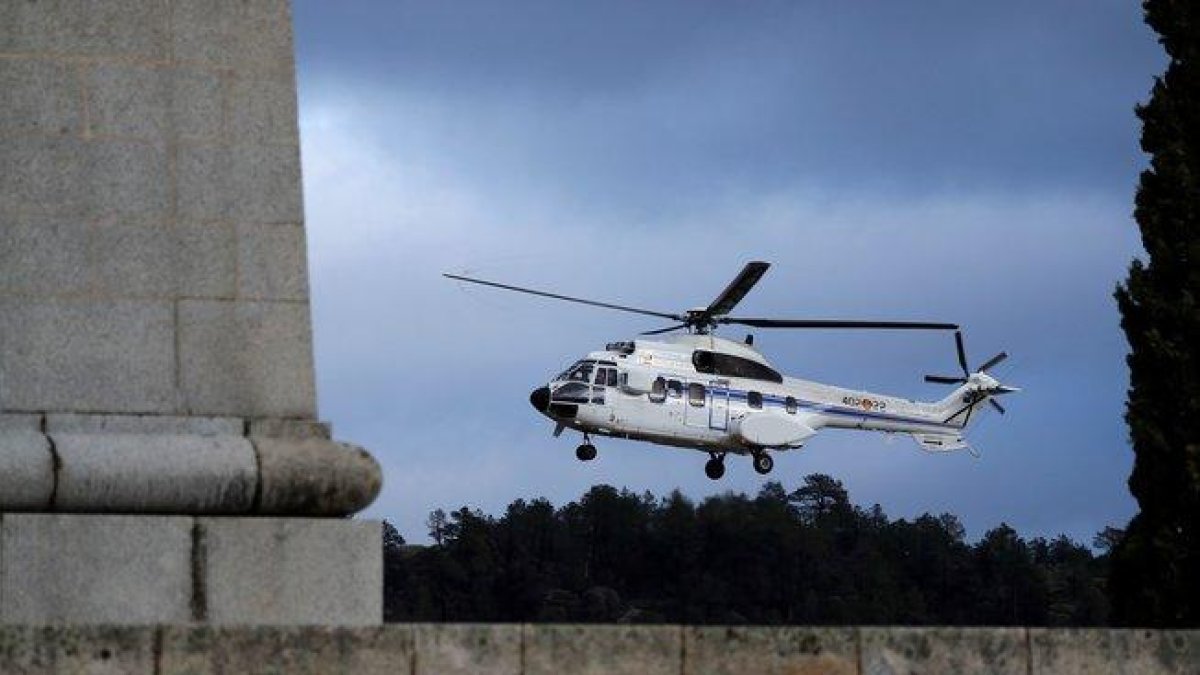 El helicóptero utilizado para trasladar los restos de Franco desde el mausoleo del Valle de los Caidos en San Lorenzo del Escorial.-POOL