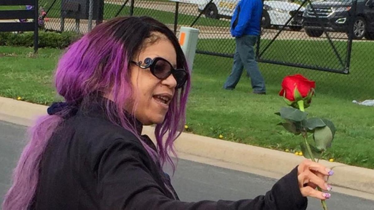 Tyka Nelson, hermana de Prince, frente a la casa de Paisley Park en la que falleció el músico, el jueves 21 de abril.-AP / STEVE KARNOWSKI