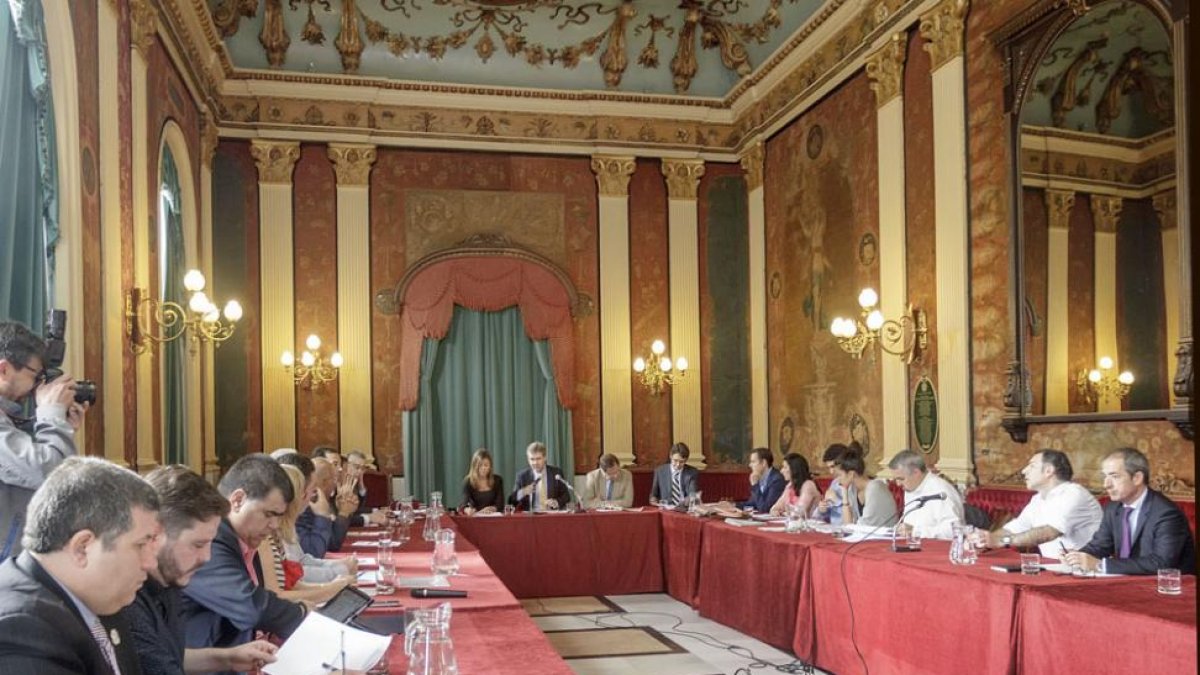 La reunión del Consejo Social se celebró ayer en el Salón Rojo del Teatro Principal.-SANTI OTERO