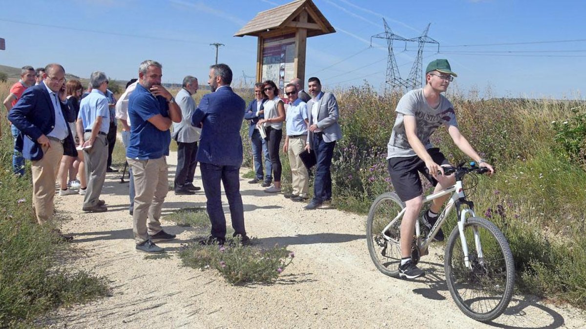 Imagen de uno de los puntos informativos del tramo de la vía verde que uneCastellanos de Bureba y Quintanilla Vivar.-ICAL