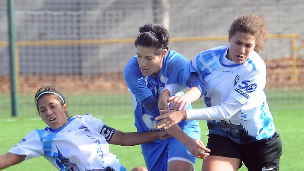 Güemes forcejea con dos jugadoras del Vallecas-Israel L. Murillo