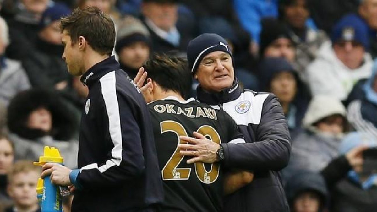 Claudio Ranieri (Roma, 1951) abraza a Okazaki tras el colosal triunfo del pasado sábado en campo del Manchester City-REUTERS / JASON CAIRNDUFF