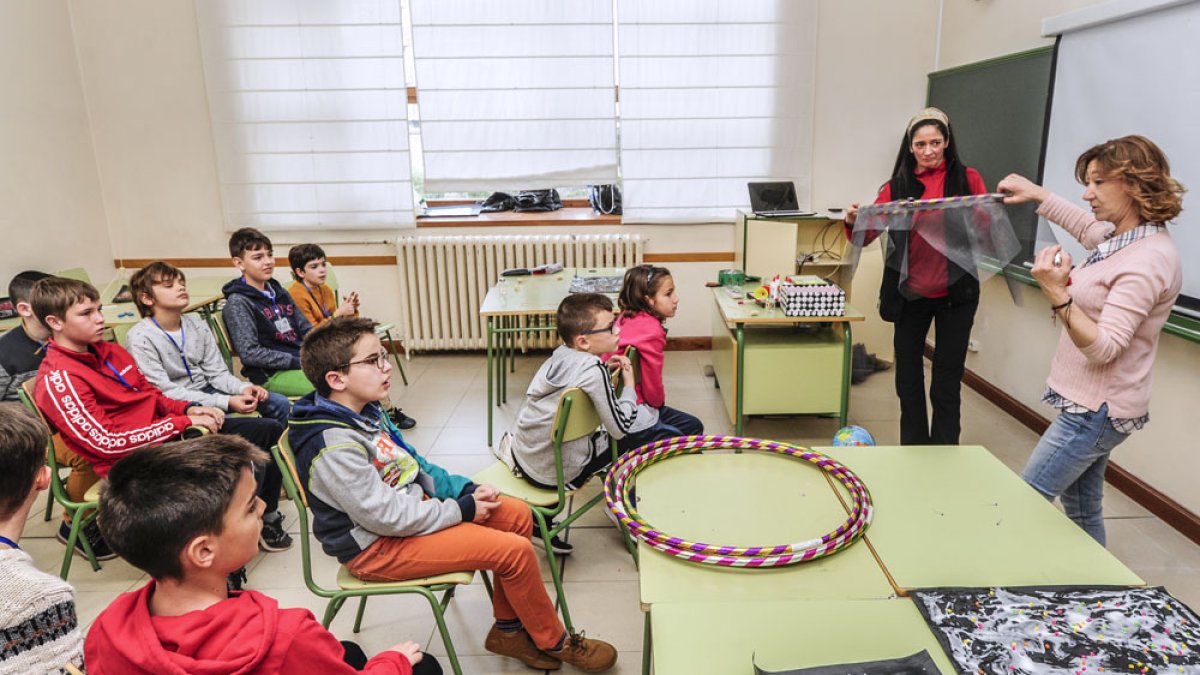 Los escolares pasaron la mañana en distintos talleres para cada grupo de edad. ISRAEL L. MURILLO